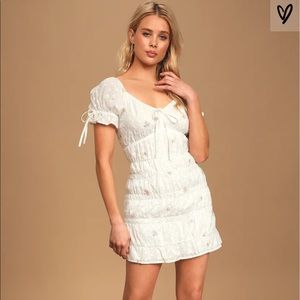 NWT Lulu’s White Floral Dress in Small